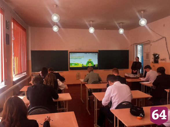 Саратовский депутат вместе со школьниками написала агродиктант